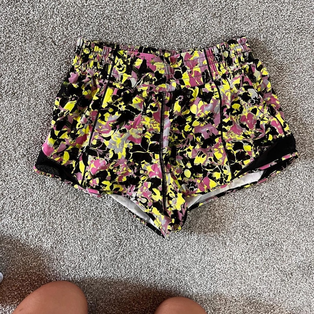 Lululemon Hotty Hot short. Size 8. High rise. 2.5”